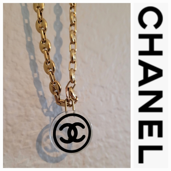 Jewelry - C h a n e l Pendant Necklace